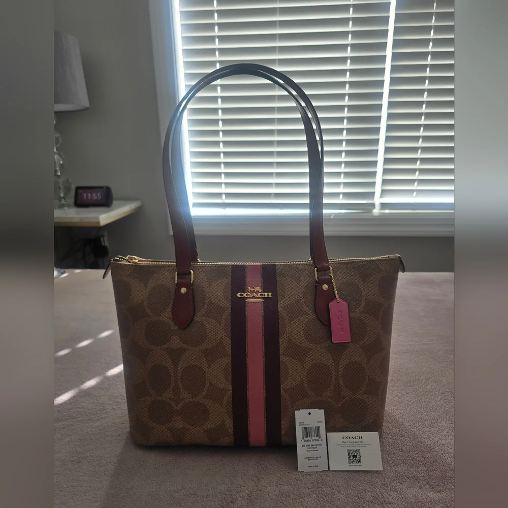 ❗️❗️SOLD❗️❗️COACH Gallery Tote In Signature Canvas - Picture 1 of 8